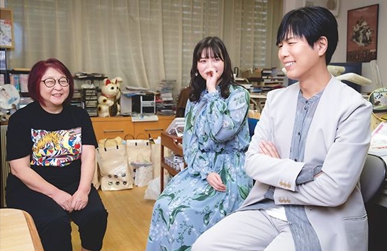 The three chat in Takahashi's studio.